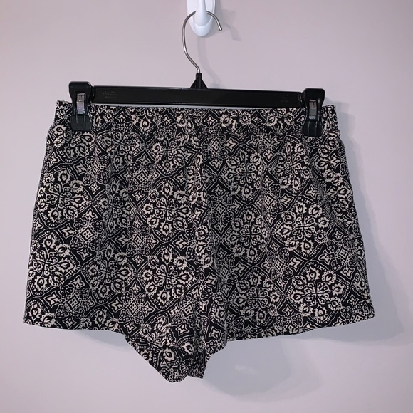 Black and cream Aztec patterned Shorts size small forever 21 - Picture 1 of 5